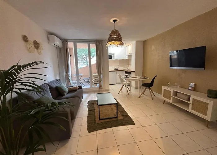 With Pool And Tennis Apartmán *