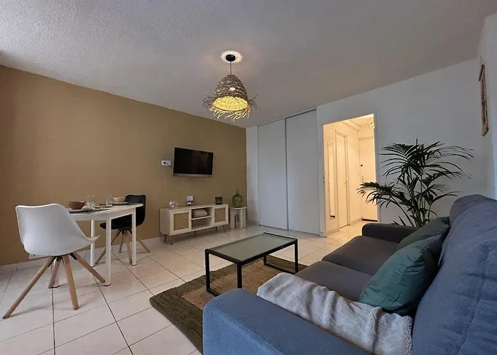 With Pool And Tennis Apartmán